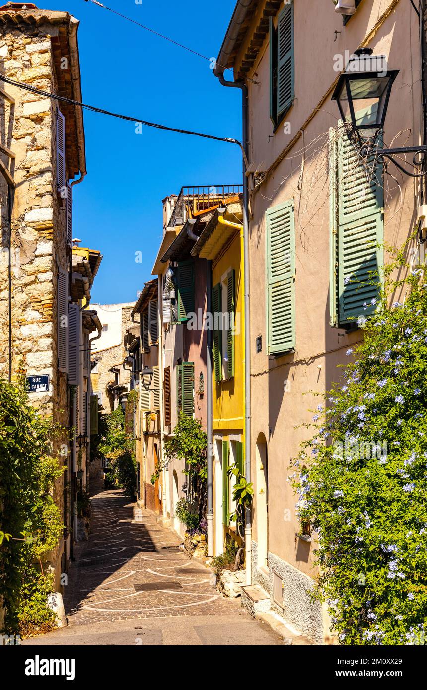 Antibes, France 4 août 2022 Rue des Revennes rue avec maisons