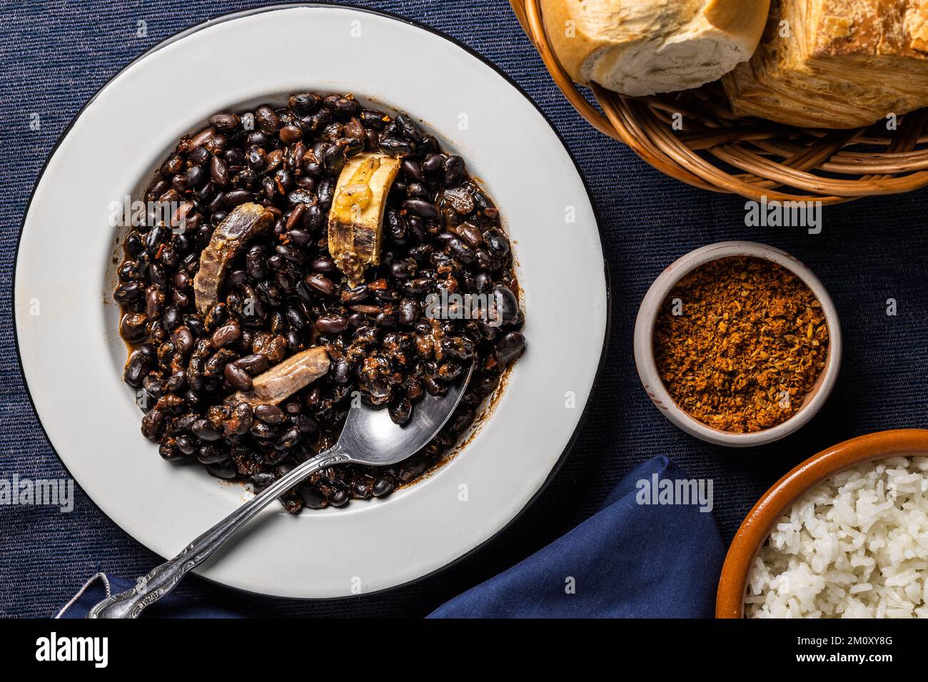 Vue de dessus des haricots et du porc, cuisine typique du Brésil. Banque D'Images