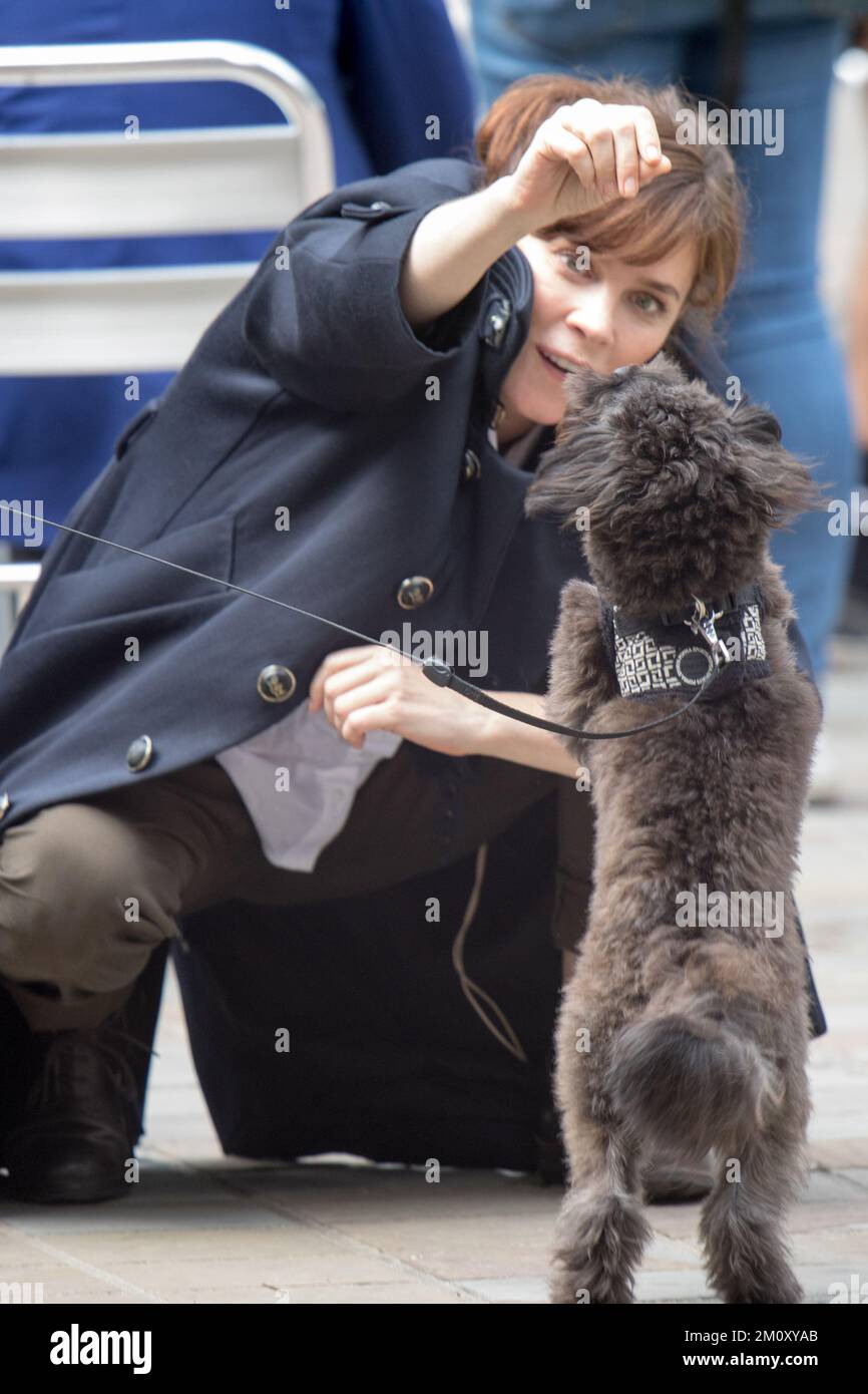 Anna Friel films Marcella Banque D'Images