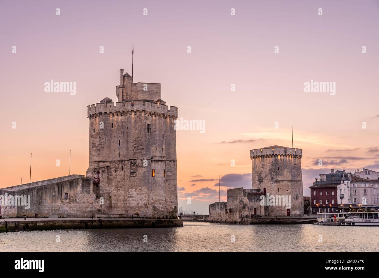 Port de la rochelle au coucher du soleil. Panorama. Les célèbres tours de la Rochelle sont illuminées de la lumière de noël. Banque D'Images