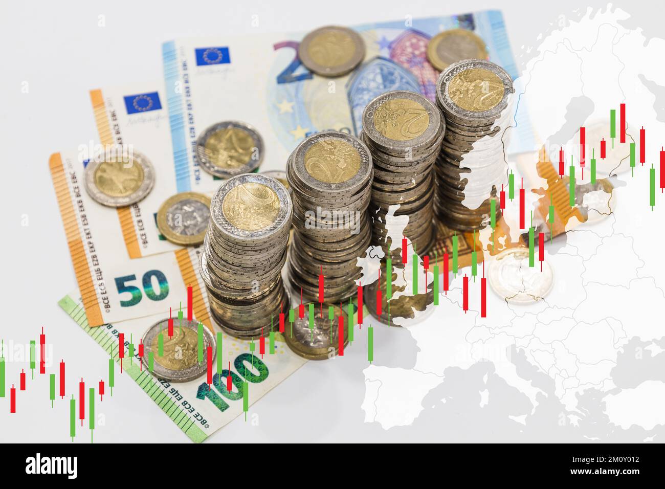 Pile de pièces sur les billets en euros et graphique. Tendances économiques contexte du concept d'idée d'entreprise Banque D'Images