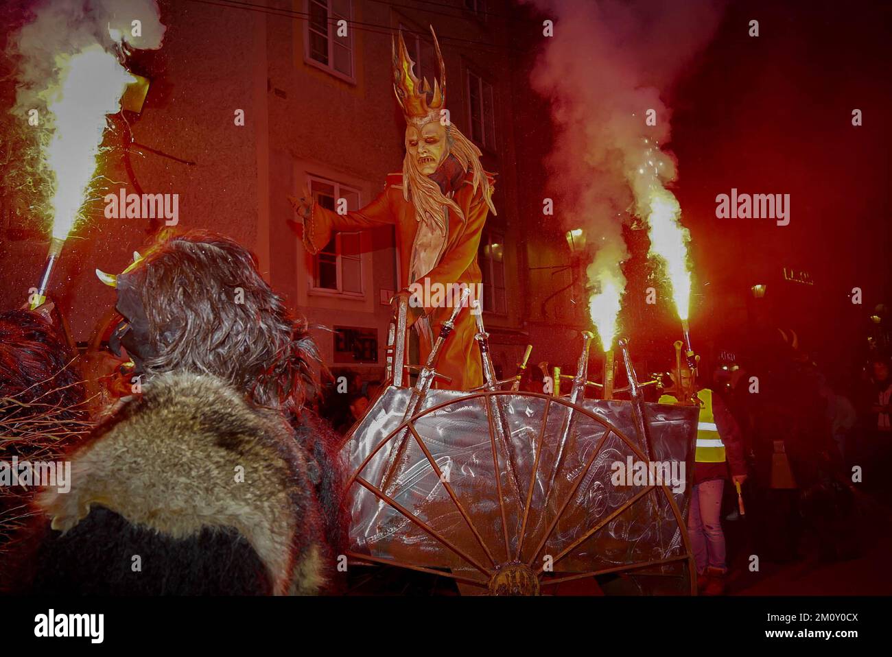 Krampus marchant dans les rues de Salzbourg, Autriche, la nuit avec les fusées éclairantes Banque D'Images
