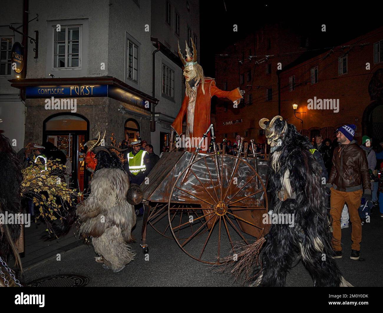 Krampus marchant dans les rues de Salzbourg, Autriche, la nuit Banque D'Images