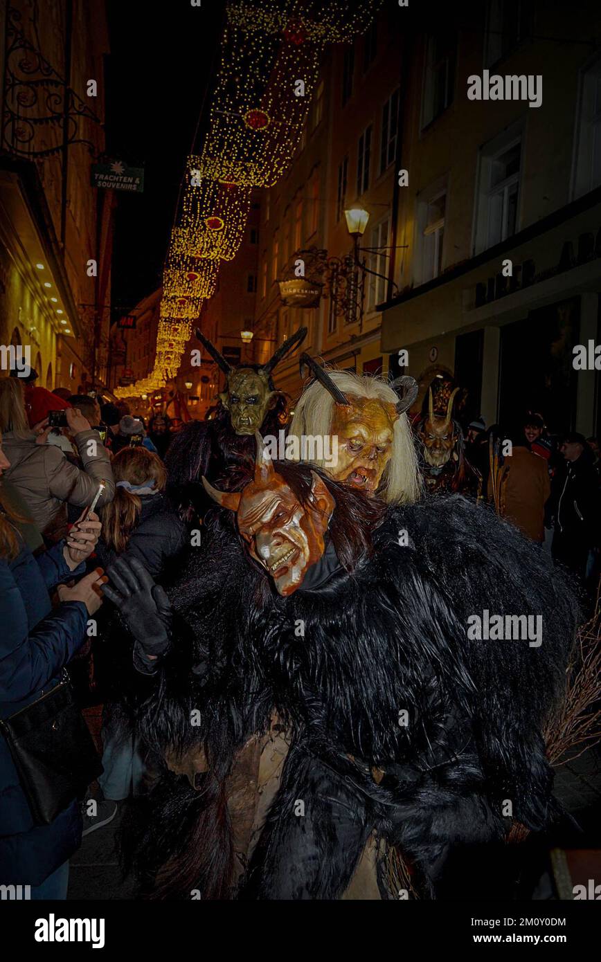 Krampus accueille les passants, marchant dans les rues de Salzbourg, en Autriche, la nuit Banque D'Images