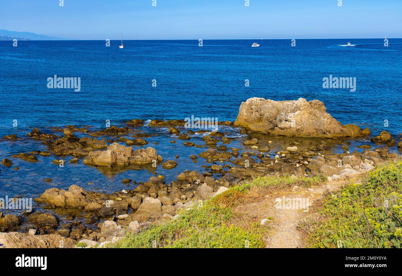 Antibes, France - 4 août 2022 : vue panoramique sur la côte rocheuse de la rivière française du cap de la Pointe Belaye au port d'Antibes sur la côte d'Azur Banque D'Images