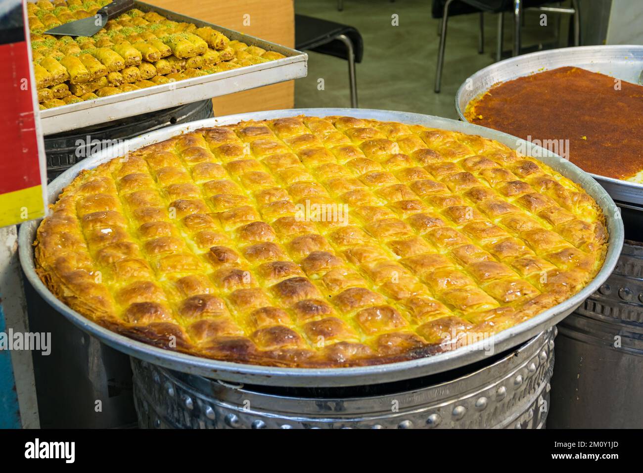 Pâtisserie de baklava dessert dans une boulangerie de Naplouse, Palestine. Banque D'Images