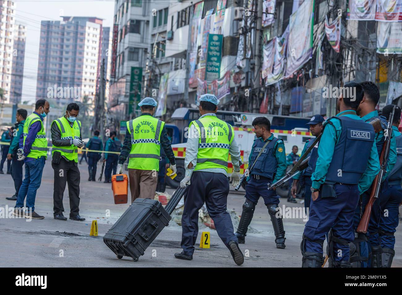 Dhaka, Bangladesh. 08th décembre 2022. Après les affrontements, des responsables du Département des enquêtes criminelles (CID) enquêtent devant le bureau central du Parti nationaliste du Bangladesh. Un militant du Parti nationaliste du Bangladesh (BNP) est mort et des milliers de blessés après des affrontements éclatés entre les partisans du parti et la police. Crédit : SOPA Images Limited/Alamy Live News Banque D'Images