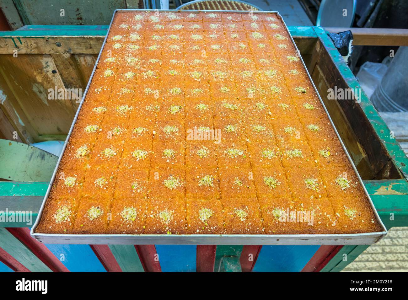 Dessert Knafeh dans une boulangerie de Naplouse, Palestine. Banque D'Images