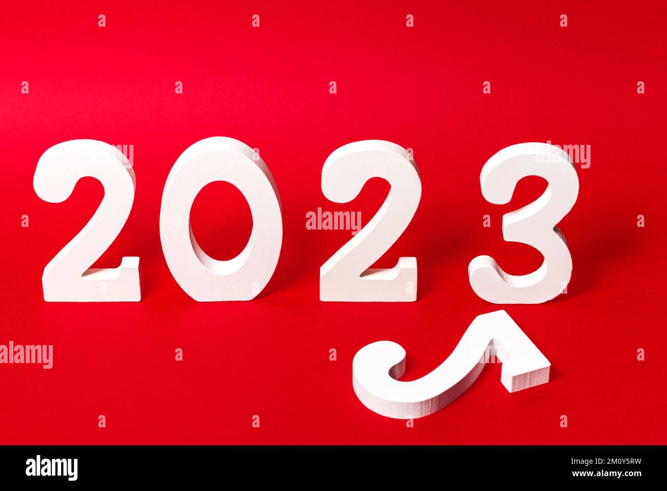 Numéro 2023 des figures en bois blanc sur fond rouge avec un numéro 2 couché. Banque D'Images