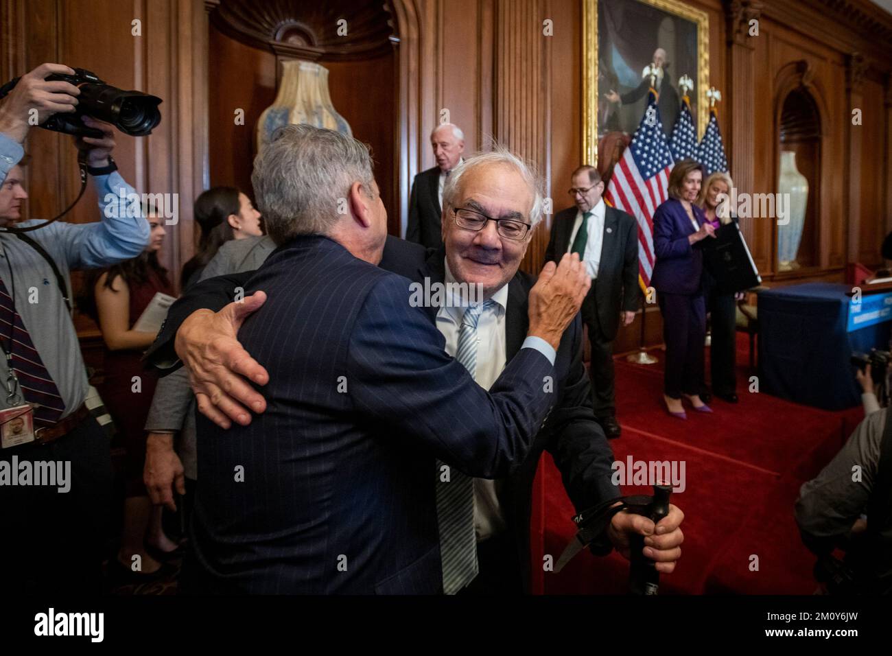 Washington, États-Unis d'Amérique. 08th décembre 2022. L’ancien représentant des États-Unis Barney Frank (démocrate du Massachusetts), à droite, est embrassé par un ami à la suite d’une cérémonie d’inscription au projet de loi pour H.R.8404, le « respect du mariage » au Capitole des États-Unis à Washington, DC, jeudi, 8 décembre 2022. En 1987, M. Frank a été le premier membre du Congrès à se présenter volontairement comme étant gay. Crédit: Rod Lamkey/CNP/Sipa USA crédit: SIPA USA/Alay Live News Banque D'Images