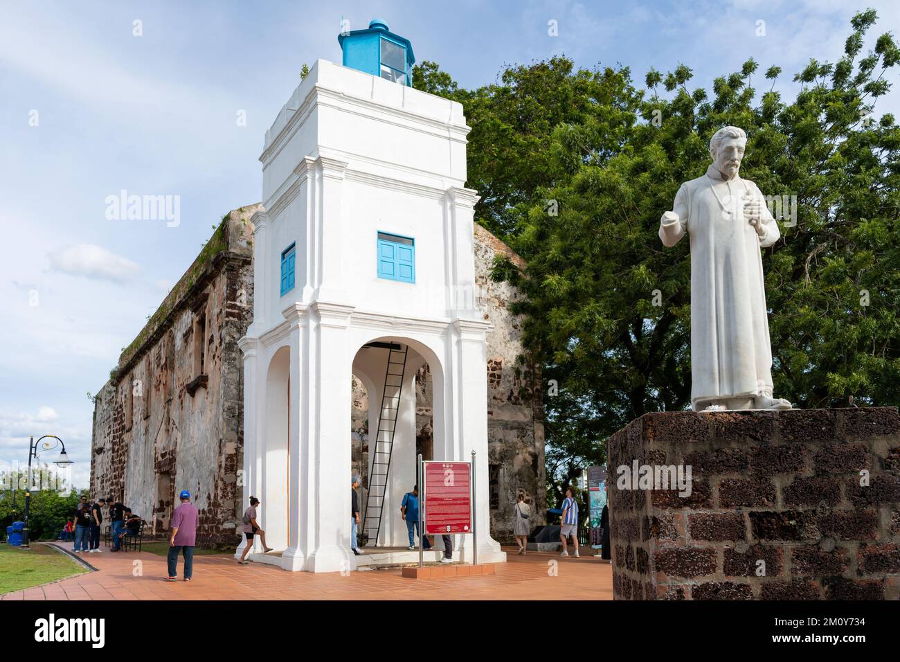 Une église blanche de Saint Paul avec une sculpture devant l'église de la ville de Malacca, en Malaisie Banque D'Images