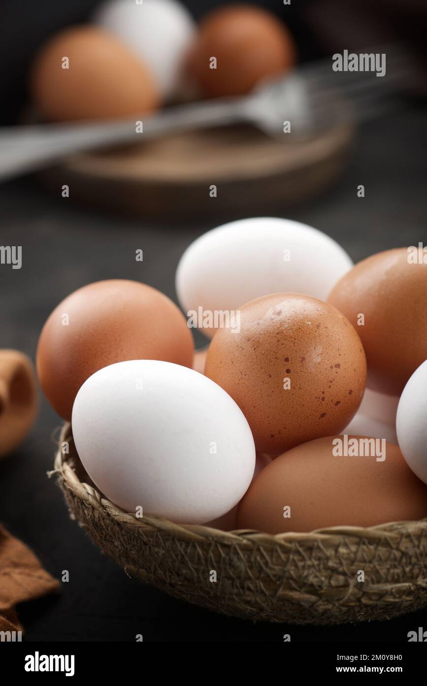 Œufs de poulet à cuire. Banque D'Images