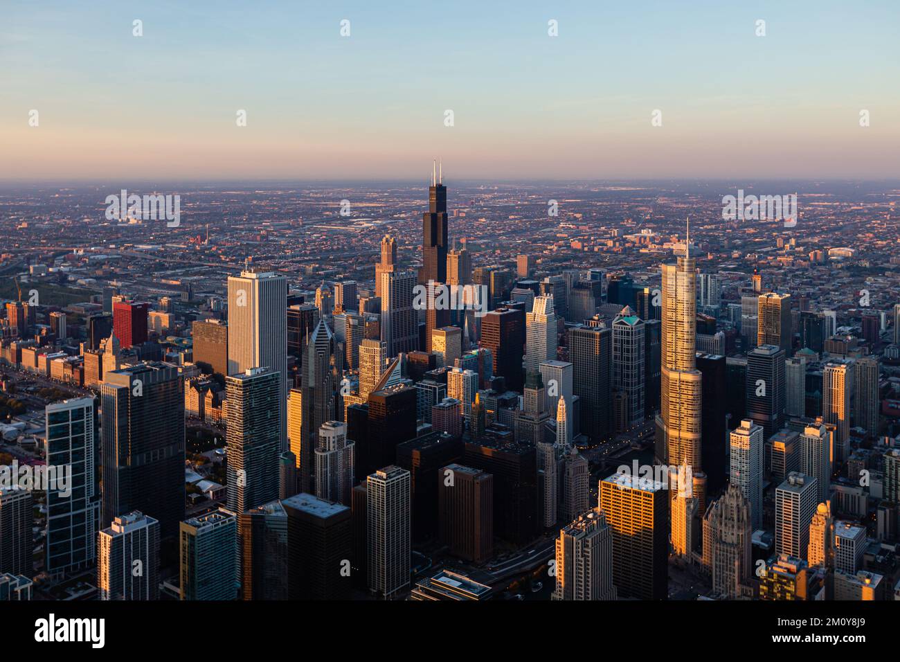 Lever de soleil au-dessus de Chicago, Illinois Skyline Aerial Banque D'Images