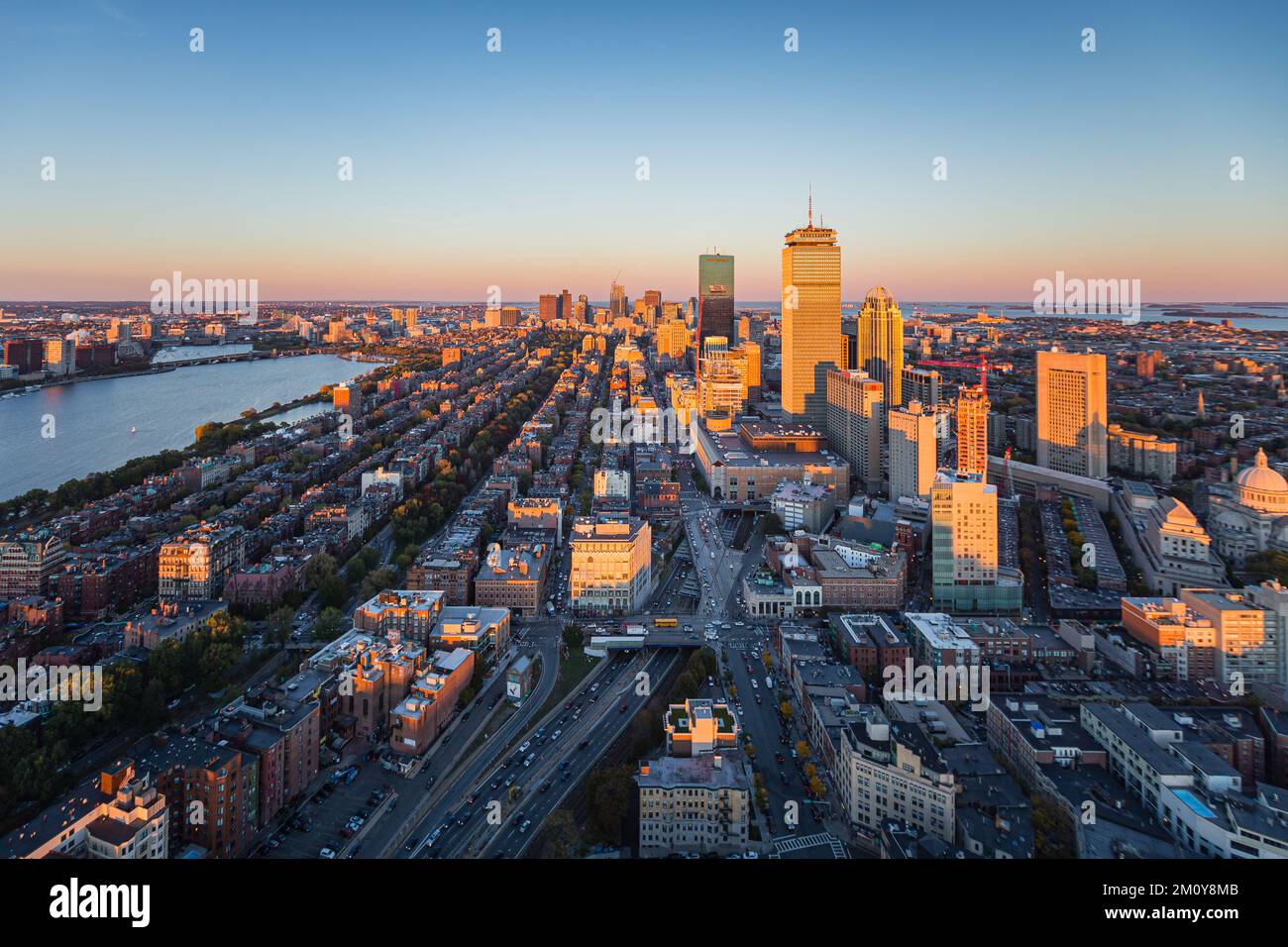 Photographie aérienne du centre-ville de Boston au coucher du soleil Banque D'Images