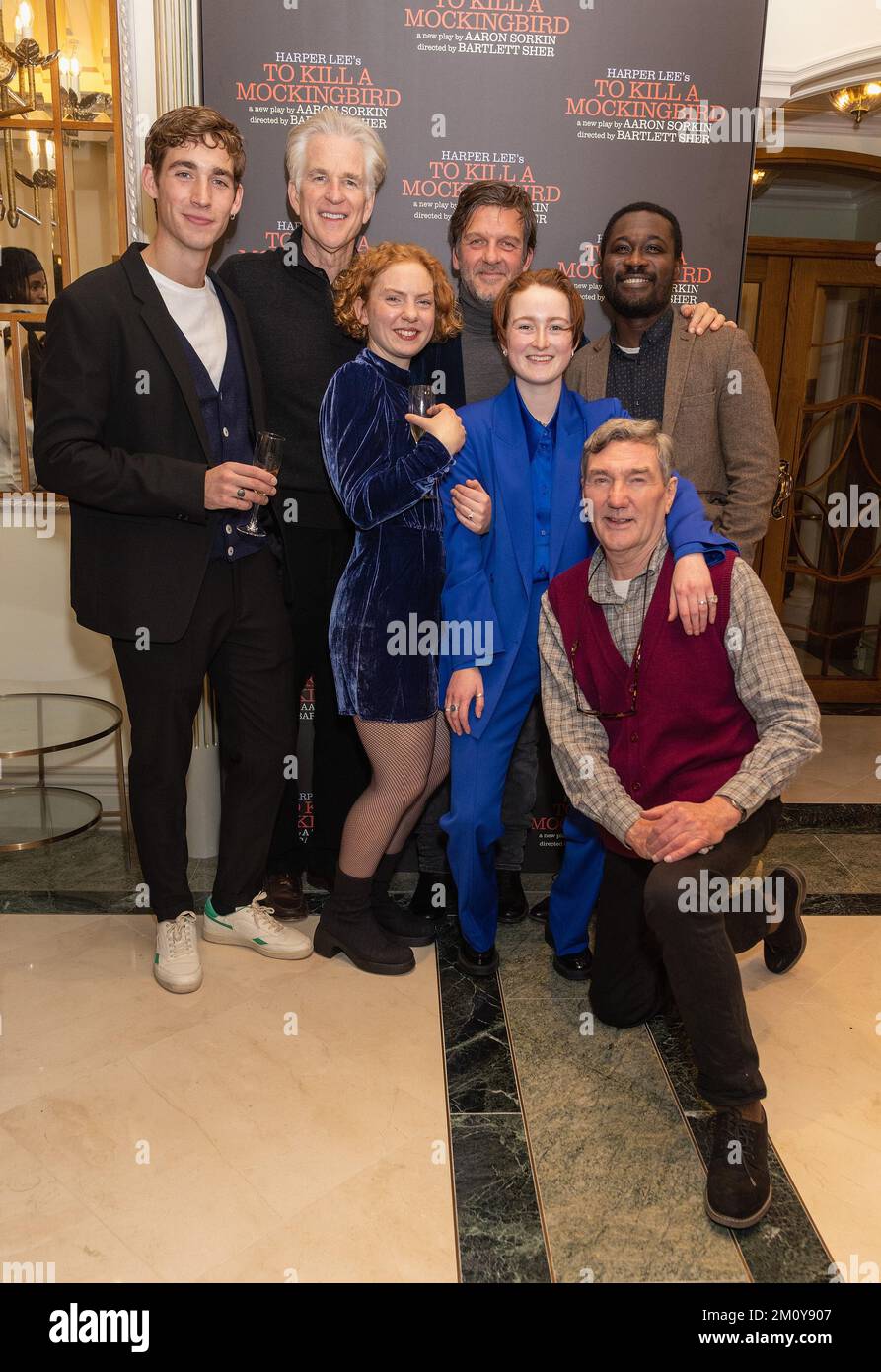 (De gauche à droite) Sam Mitchell, Matthew Modine, Jason Hughes, Jude Owusu, Anna Munden, Rebecca Hayes et John Mannion assistent à la fête d'après au Gielgud Theatre, Londres, où Modine a pris le rôle d'Atticus Finch dans la pièce de tuer Un Mockingbird. Date de la photo: Jeudi 8 décembre 2022. Banque D'Images