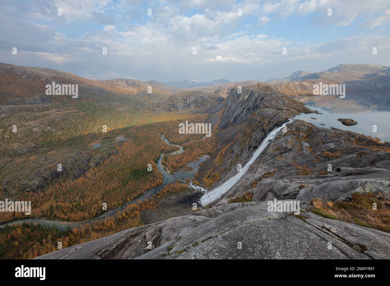 Cascade qui coule du lac Litlvervatnet, parc national de Rago, Norvège Banque D'Images