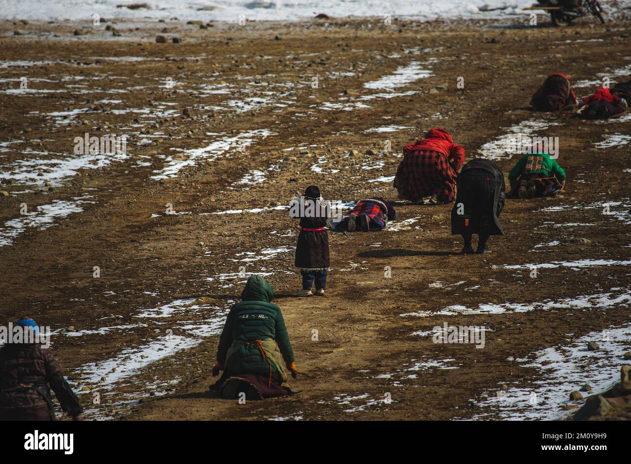 Un groupe de personnes rendant hommage au Mont Kailash et à la neige sur la terre dans le comté de Taqin, Tibet, Chine Banque D'Images