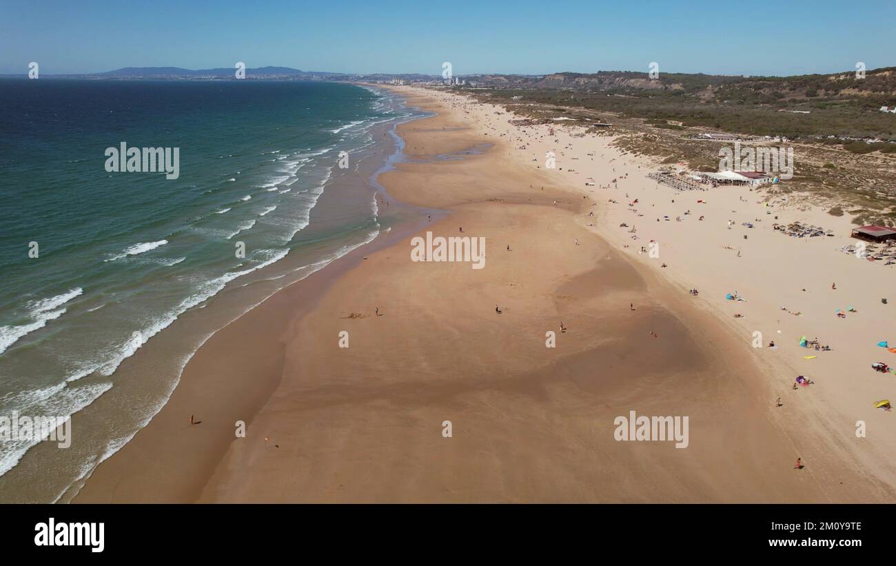 Vue sur la plage de Caparica, dans le quartier d'Almada, dans le Grand Lisbonne, au Portugal, un jour d'été, les montagnes de Sintra sont visibles en arrière-plan Banque D'Images