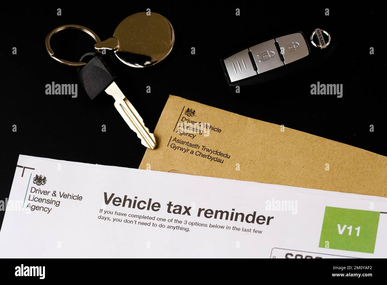 Lettre de rappel des taxes sur les véhicules V11 authentiques de DVLA placée sur une enveloppe marron. Taxe routière britannique pour votre voiture. Stafford, Royaume-Uni, 8 décembre 2022 Banque D'Images