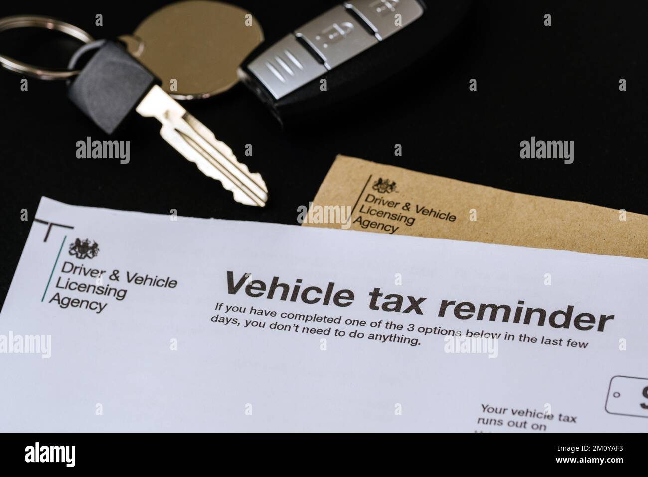 Lettre de rappel des taxes sur les véhicules V11 authentiques de DVLA placée sur une enveloppe marron. Taxe routière britannique pour votre voiture. Stafford, Royaume-Uni, 8 décembre 2022 Banque D'Images