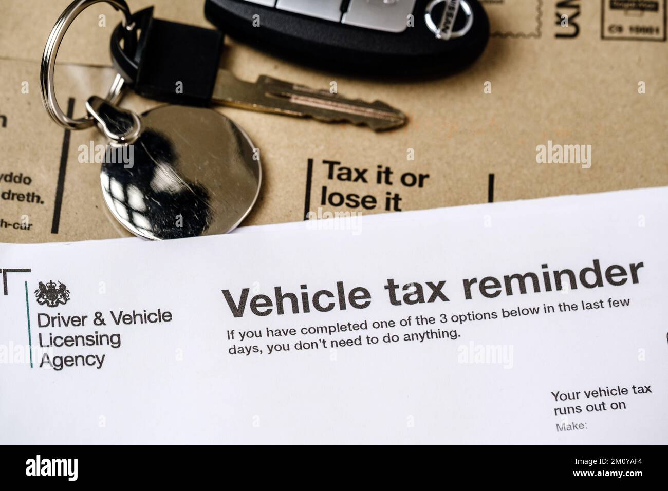 Lettre de rappel des taxes sur les véhicules V11 authentiques de DVLA placée sur une enveloppe marron. Taxe routière britannique pour votre voiture. Stafford, Royaume-Uni, 8 décembre 2022 Banque D'Images