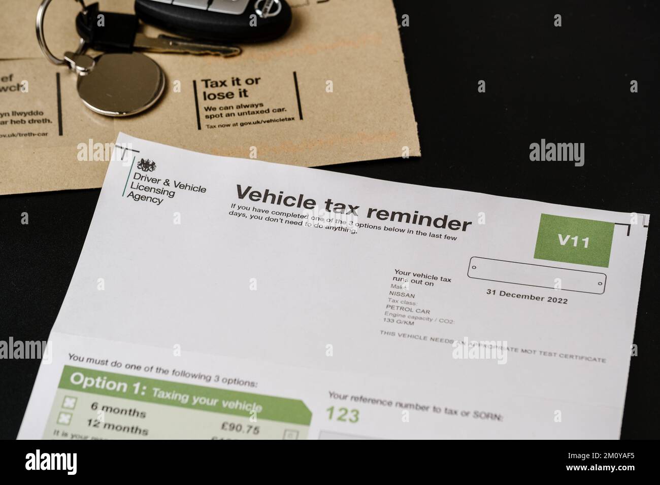 Lettre de rappel des taxes sur les véhicules V11 authentiques de DVLA placée sur une enveloppe marron. Taxe routière britannique pour votre voiture. Stafford, Royaume-Uni, 8 décembre 2022 Banque D'Images