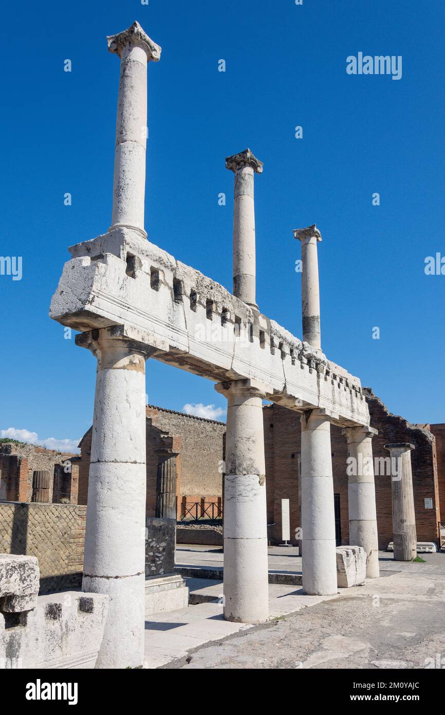 Colonnes dans le Forum, ville ancienne de Pompéi, Pompéi, ville métropolitaine de Naples, région de Campanie, Italie Banque D'Images