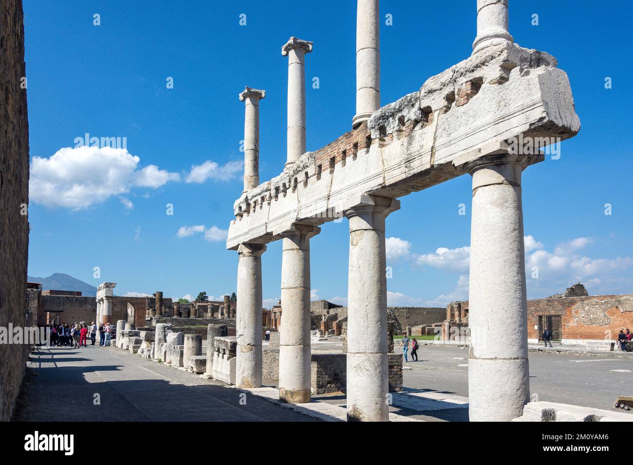 Colonnes dans le Forum, ville ancienne de Pompéi, Pompéi, ville métropolitaine de Naples, région de Campanie, Italie Banque D'Images