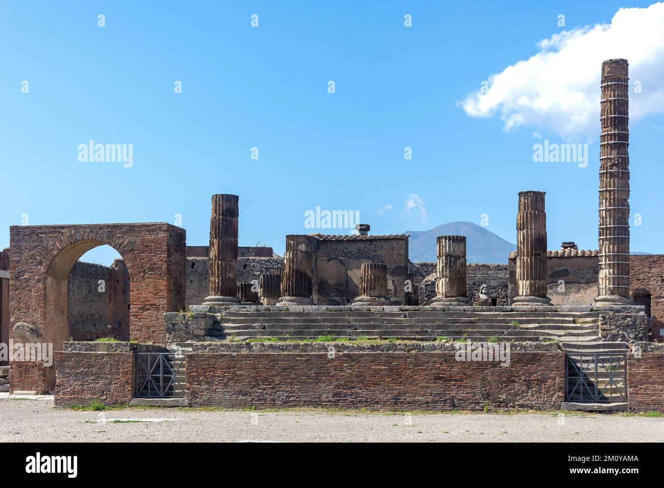 Le Temple de Jupitor (Capitolium) avec le Vésuve derrière, Pompéi, région Campanie, Italie Banque D'Images