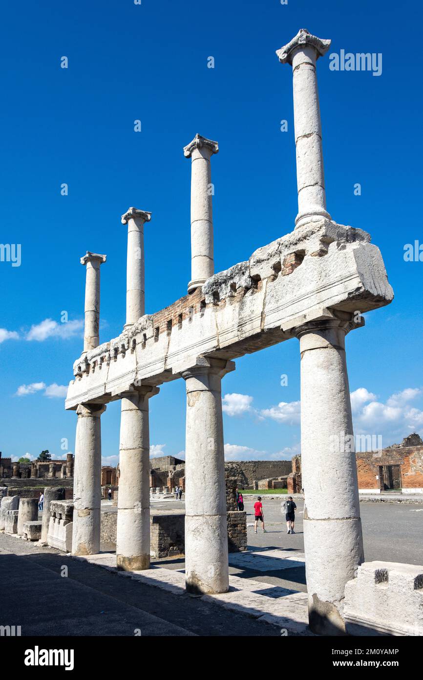 Colonnes dans le Forum, ville ancienne de Pompéi, Pompéi, ville métropolitaine de Naples, région de Campanie, Italie Banque D'Images