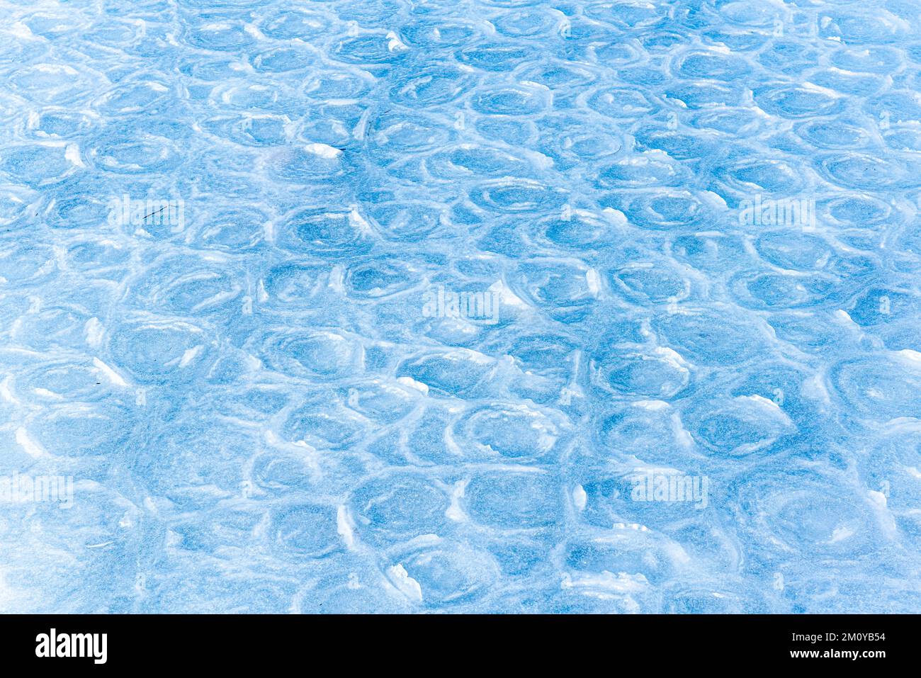 Glace colorée. Texture abstraite de la glace. Arrière-plan de la nature. Glace de mer. Motifs sur glace Banque D'Images