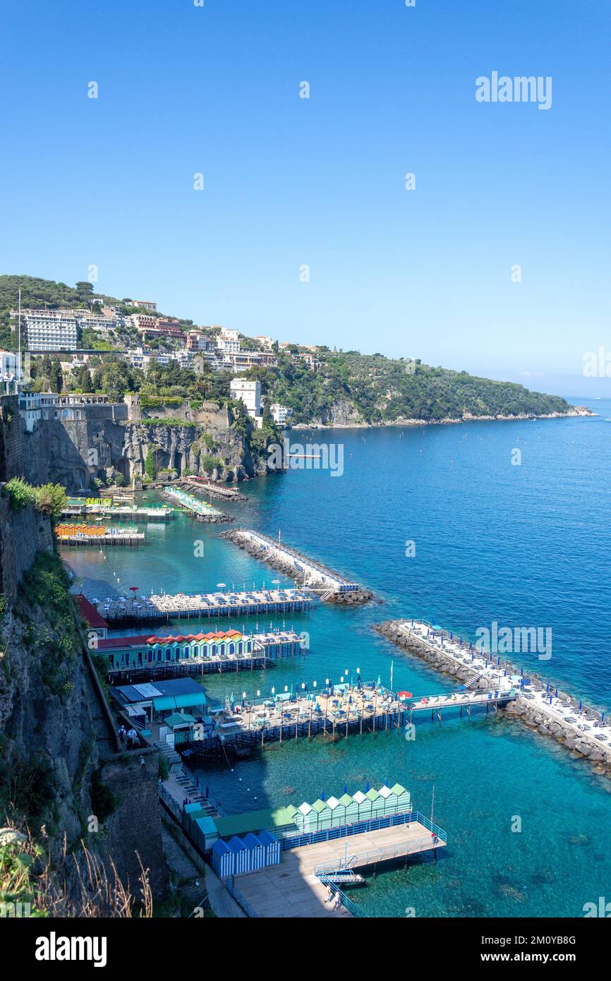 Vue sur la baie de Naples depuis la terrasse de la Villa Comunale (jardin public), via San Francesco, Sorrento (Surriento), région Campanie, Italie Banque D'Images