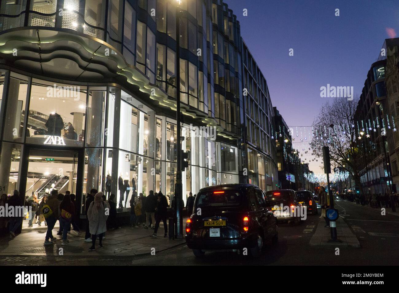 Londres, Royaume-Uni, 8 décembre 2022 : les lumières de Noël illuminent le ciel du coucher du soleil à la tombée de la nuit sur Oxford Street dans le West End. Les consommateurs affluent dans la rue malgré les inquiétudes sur la confiance des consommateurs pendant la crise du coût de la vie. Anna Watson/Alay Live News Banque D'Images