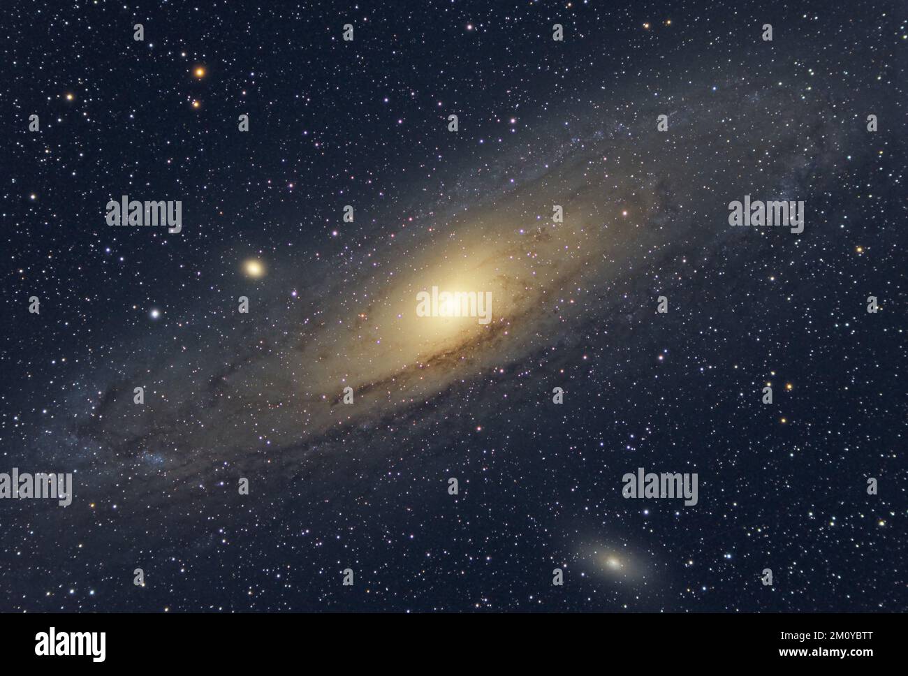 La galaxie Andromeda, également connue sous le nom de Messier 31 et les galaxies satellites M32 et M110. Carte des étoiles du ciel Banque D'Images
