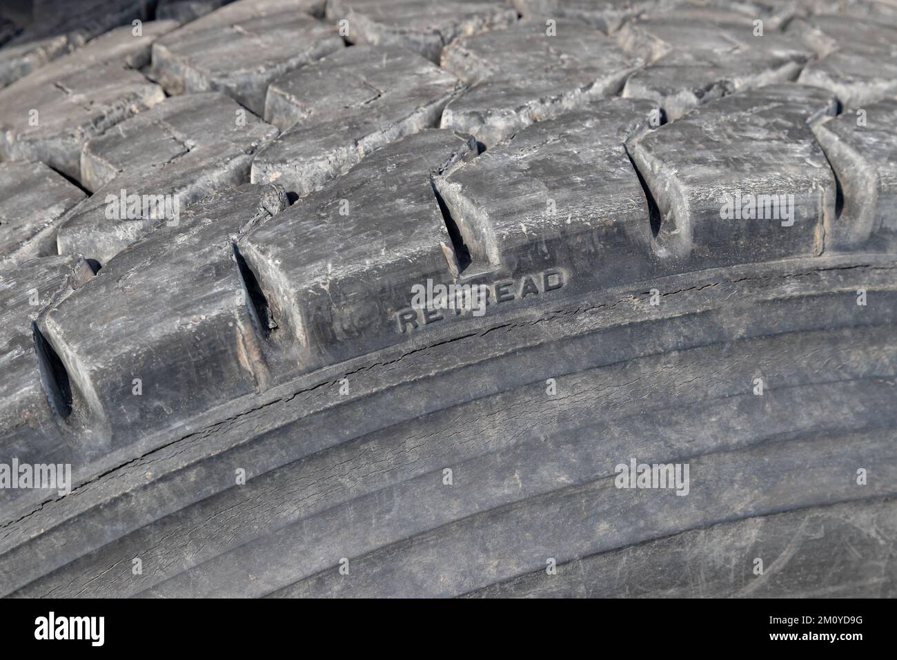 Rechapage du pneu sur le chariot de ferme. Recyclage du caoutchouc, industrie du camionnage, usure des pneus et sécurité Banque D'Images