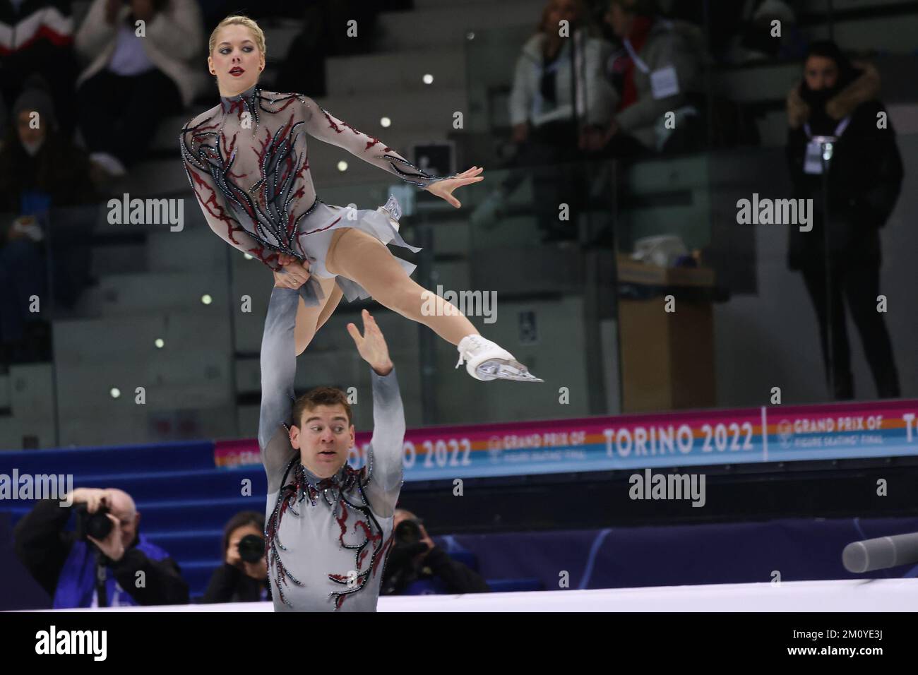 Turin, Italie. 08th décembre 2022. Alexa Knierim et Brandon Frazier (USA - Senior pairs) lors des finales du Grand Prix de patinage 2022 de l'UIP, Sports sur glace à Turin, Italie, 08 décembre 2022 crédit: Agence de photo indépendante/Alamy Live News Banque D'Images