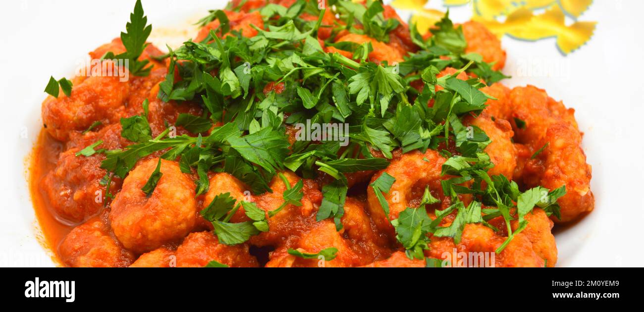 Boulettes de méatelles de Fellah avec persil maison de plats traditionnels turcs avec une belle présentation Banque D'Images