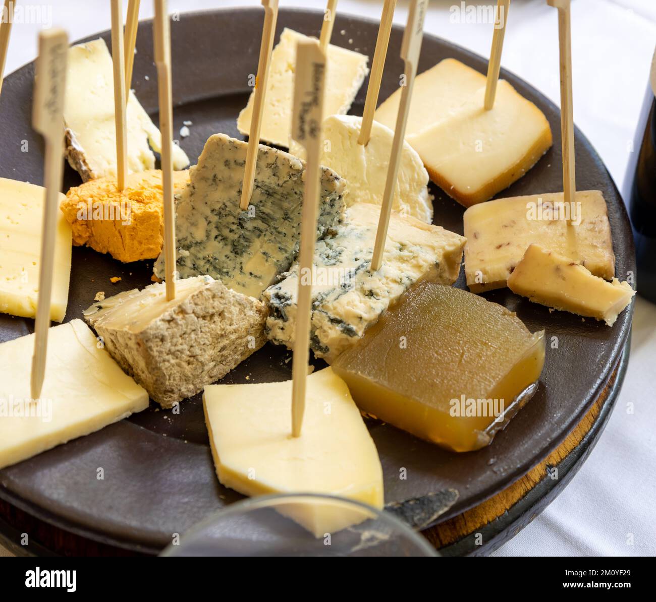Assiette avec de nombreuses portions de différents fromages Asturiens. Aliments à base de lait des Asturies. Banque D'Images