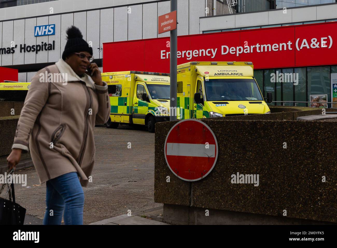 Londres, Royaume-Uni. 07th décembre 2022. Une femme passe devant l'hôpital St Thomas/ plus de 10 000 ambulanciers du NHS de neuf trusts de l'hôpital NHS en Angleterre et au pays de Galles, s'en va sortir le 21 décembre dans un conflit sur la rémunération, a annoncé le syndicat GMB. Crédit : SOPA Images Limited/Alamy Live News Banque D'Images