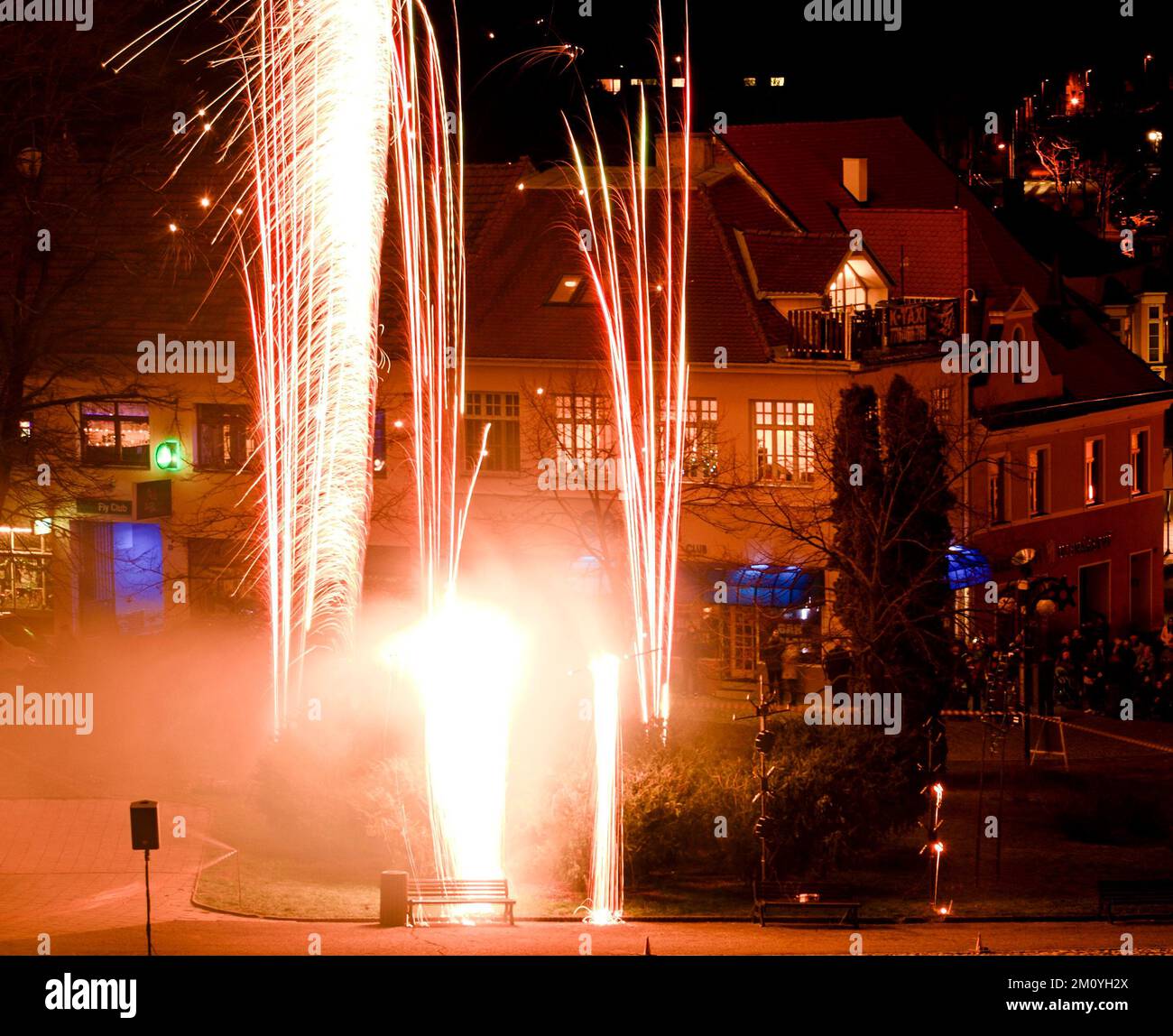 L'image montre un feu de cheminée traditionnel avant Noël. Banque D'Images