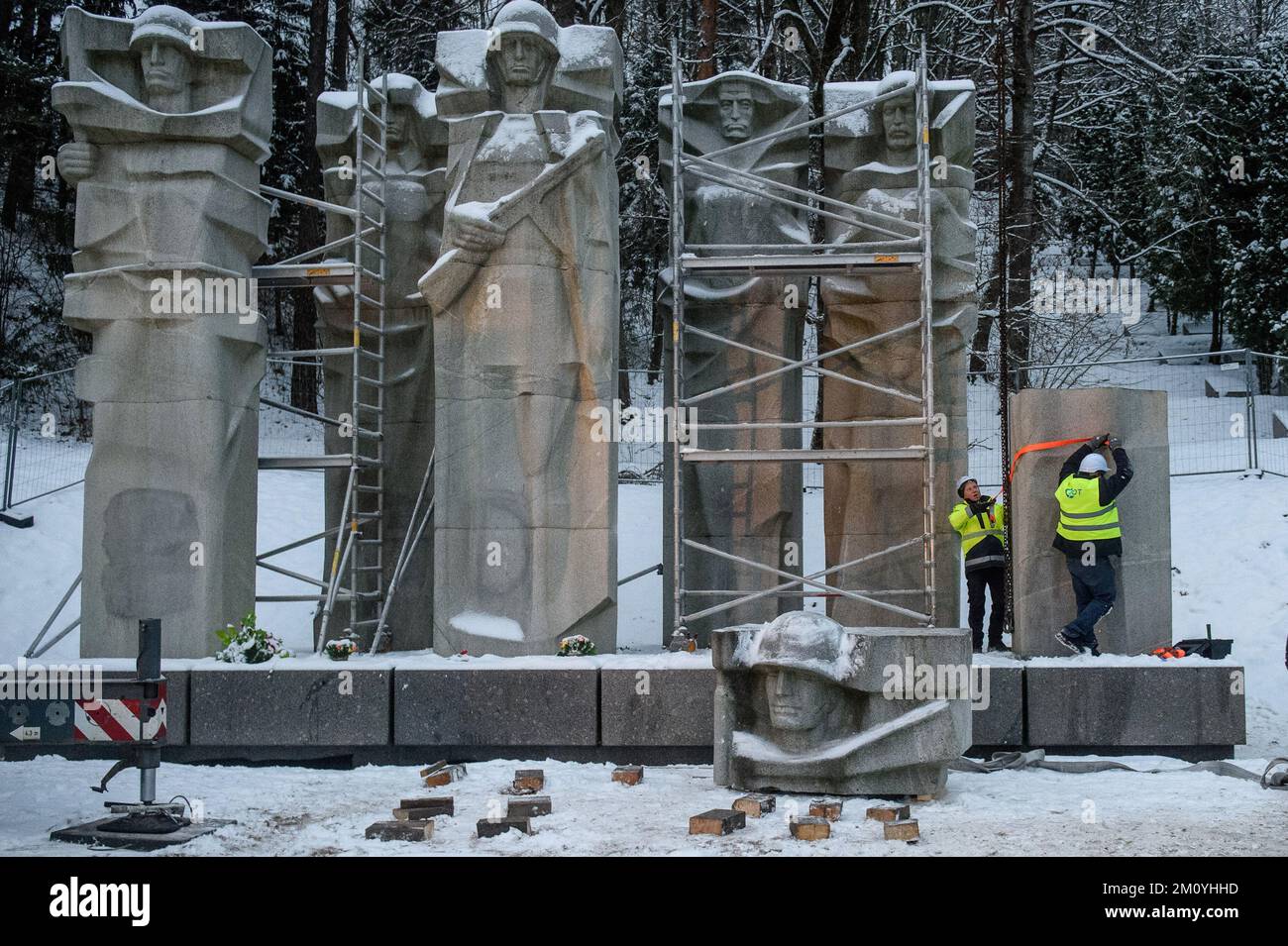 Vilnius, Lituaniua, 6 décembre 2022, des travailleurs ont démantelé le monument des soldats de l'Armée rouge soviétique au cimetière d'Antakalnis à Vilnius. Le mémorial, construit en 1984, a été dédié aux soldats de l'Armée rouge qui sont morts pendant la libération de Vilnius des envahisseurs nazis pendant la Seconde Guerre mondiale. Sur 6 décembre 2022, le démantèlement du monument a commencé malgré des mesures provisoires, qui ont été imposées par le Comité des droits de l'homme des Nations Unies après une pétition signée par quelques «Russes ethniques». L'ambassade de Russie en Lituanie a qualifié le retrait du monument de « moquerie barbare » et a appelé « à évaluer cette de Banque D'Images