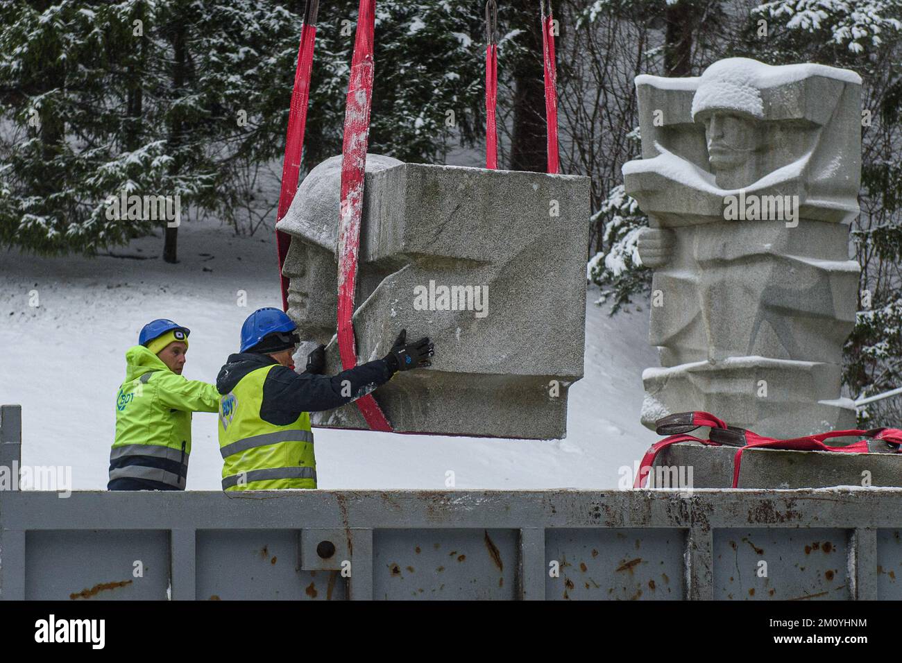 Des ouvriers démantelent le monument des soldats de l'Armée rouge soviétique au cimetière d'Antakalnis à Vilnius. Le mémorial, construit en 1984, a été dédié aux soldats de l'Armée rouge qui sont morts pendant la libération de Vilnius des envahisseurs nazis pendant la Seconde Guerre mondiale. Sur 6 décembre 2022, le démantèlement du monument a commencé malgré des mesures provisoires, qui ont été imposées par le Comité des droits de l'homme des Nations Unies après une pétition signée par quelques «Russes ethniques». L'ambassade de Russie en Lituanie a qualifié la suppression du monument de « moquerie barbare » et a appelé « à évaluer ce mépris démonstratif pour les décisions o Banque D'Images