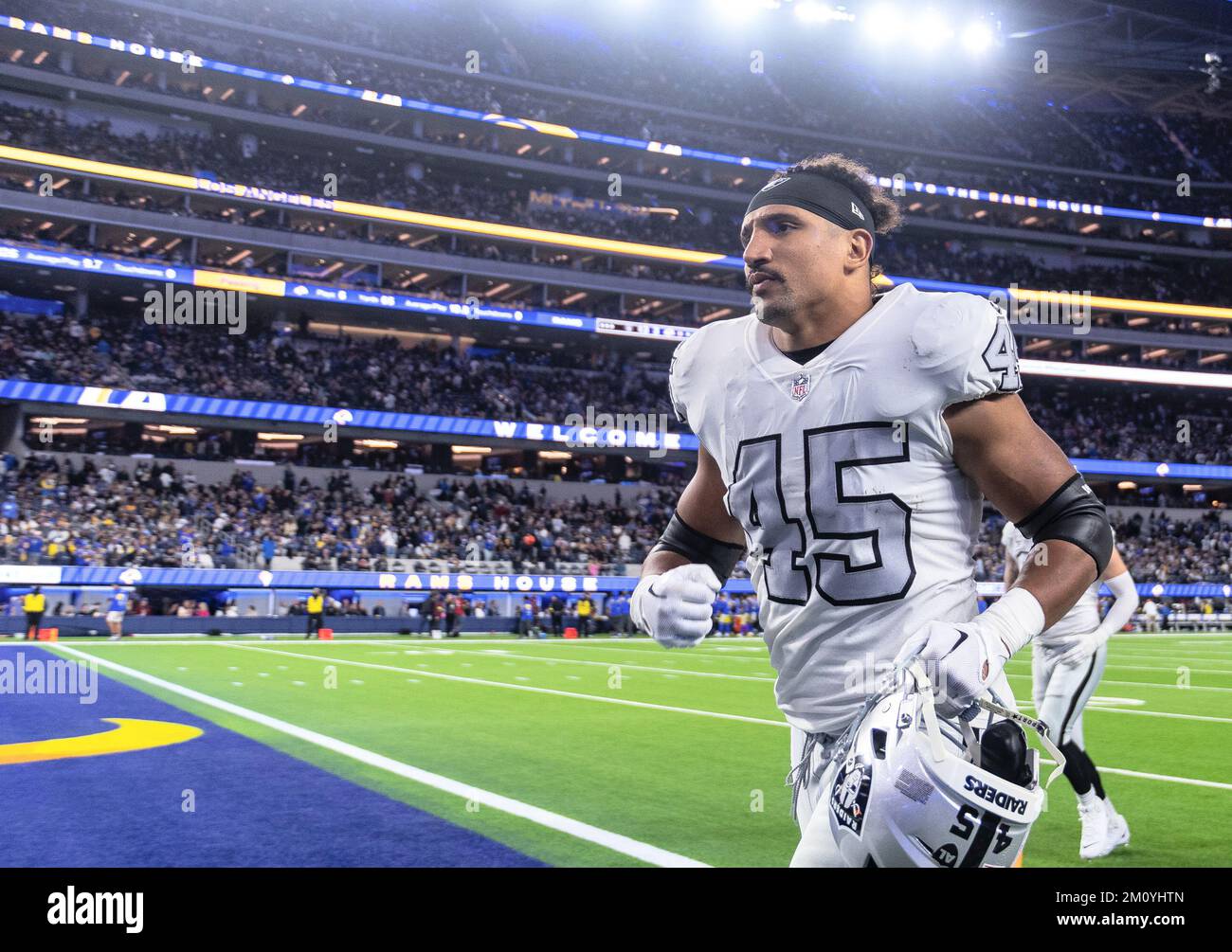 Inglewood, États-Unis. 08th décembre 2022. Football américain : ligue professionnelle NFL, Los Angeles Rams - Las Vegas ; partie principale, matchs principaux, journée de 14th au stade SOFI : le joueur de football professionnel allemand Jakob Johnson des Las Vegas Raiders débarque sur le terrain à la mi-temps. Credit: Maximilian Haupt/dpa/Alay Live News Banque D'Images