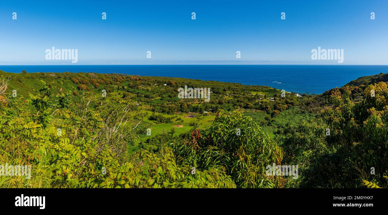 Vue panoramique de la péninsule de Keanae depuis une vue sur la route de Hana à Maui Banque D'Images
