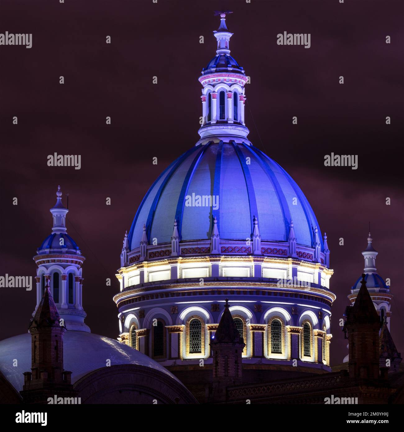 Dôme de la Nouvelle cathédrale la nuit, Cuenca, Equateur. Banque D'Images