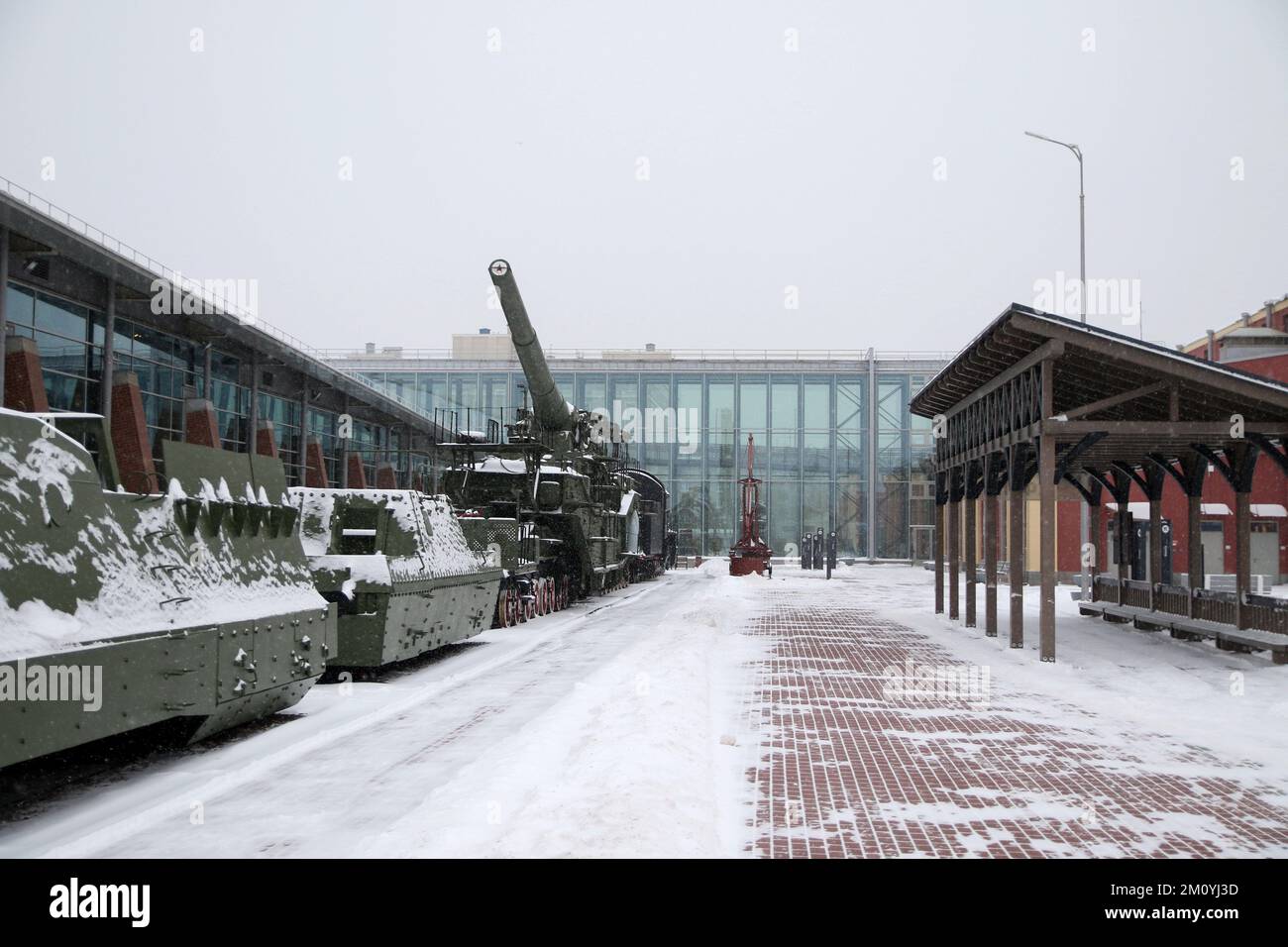 Saint-Pétersbourg, Russie. 08th décembre 2022. Système d'artillerie ferroviaire super-lourd avec canons de l'Empress Maria, cuirassé en contrebas. TM-3-12 (du transporteur maritime de calibre 3 12 pouces), pièce d'artillerie de chemin de fer de 305 mm de l'échantillon - équipement d'artillerie de chemin de fer super lourd. Cet équipement militaire de la Fédération de Russie présenté à St. Pétersbourg au Musée des chemins de fer russes. Crédit : SOPA Images Limited/Alamy Live News Banque D'Images