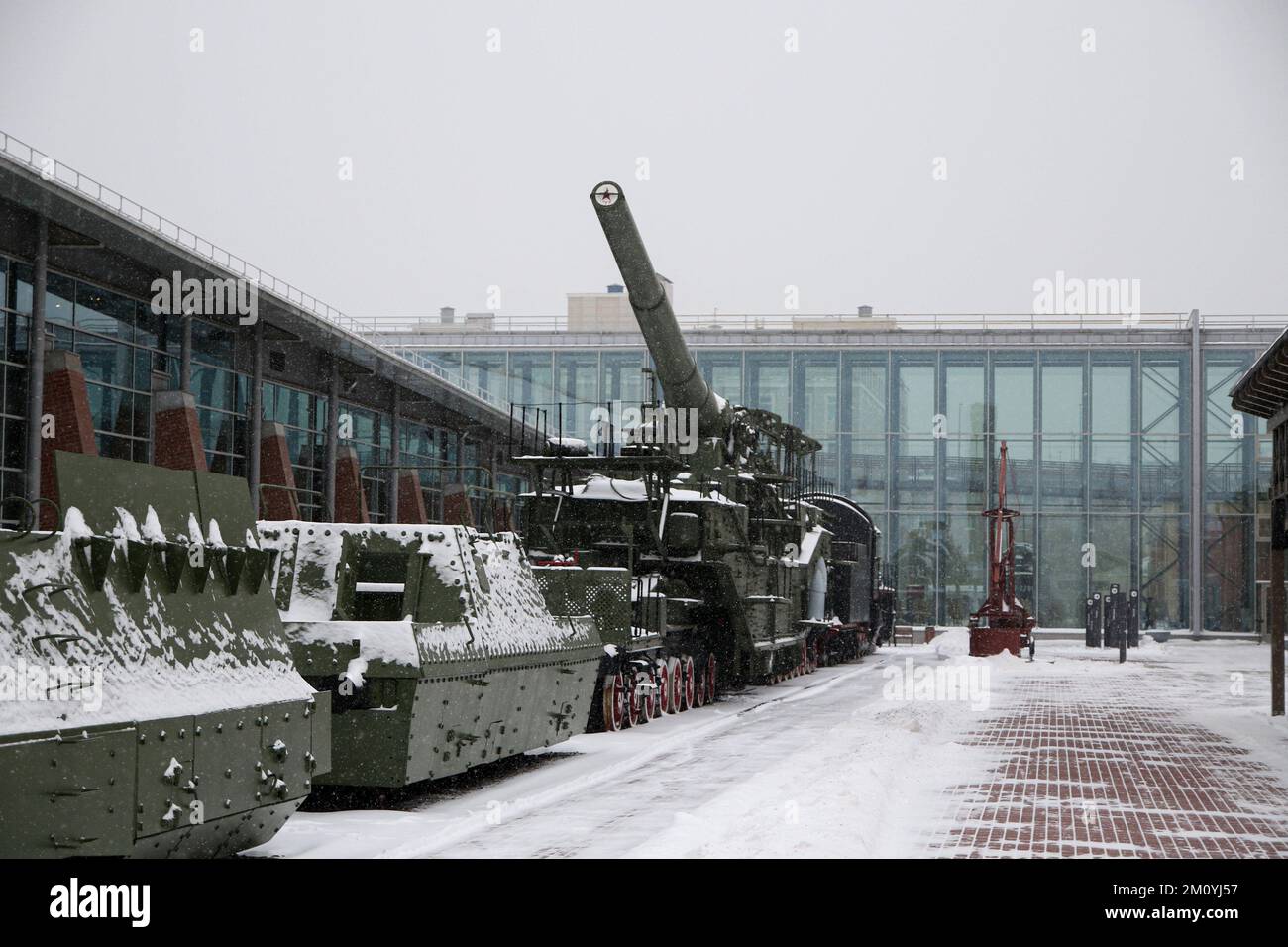 Saint-Pétersbourg, Russie. 08th décembre 2022. Système d'artillerie ferroviaire super-lourd avec canons de l'Empress Maria, cuirassé en contrebas. TM-3-12 (du transporteur maritime de calibre 3 12 pouces), pièce d'artillerie de chemin de fer de 305 mm de l'échantillon - équipement d'artillerie de chemin de fer super lourd. Cet équipement militaire de la Fédération de Russie présenté à St. Pétersbourg au Musée des chemins de fer russes. (Photo de Maksim Konstantinov/SOPA Images/Sipa USA) crédit: SIPA USA/Alay Live News Banque D'Images