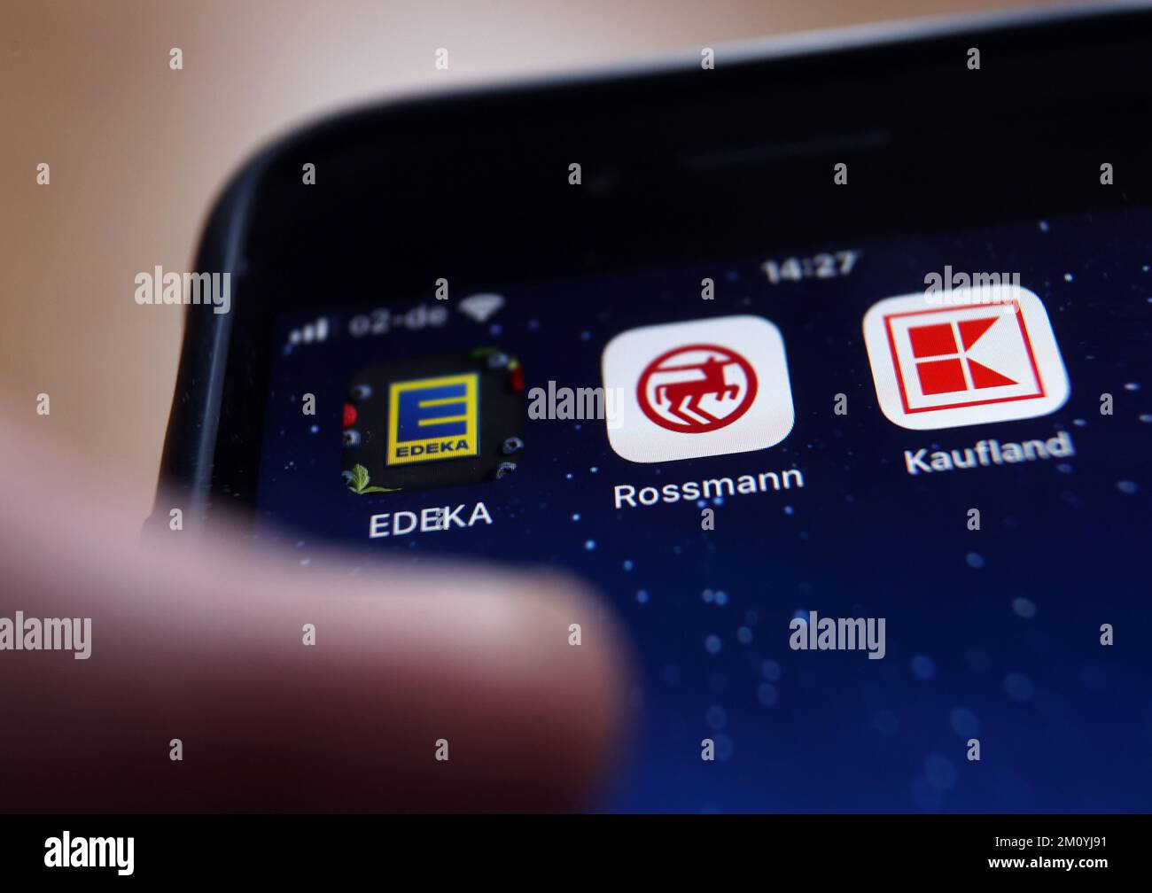 Kaufbeuren, Allemagne. 02nd décembre 2022. Les icônes des applications des  chaînes de vente Edeka (l-r), Rossmann, REWE et Kaufland sont visibles sur  l'écran d'un iPhone. Credit: Karl-Josef Hildenbrand/dpa/Alay Live News  Photo Stock -