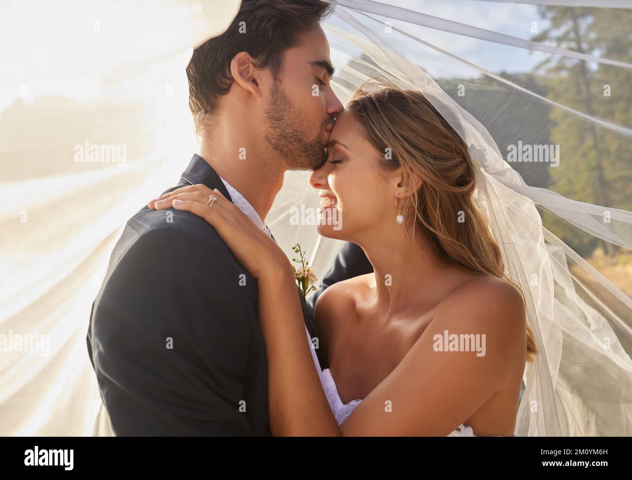 La fin heureuse est la leur. une mariée et un marié affectueux dehors le jour de leur mariage. Banque D'Images