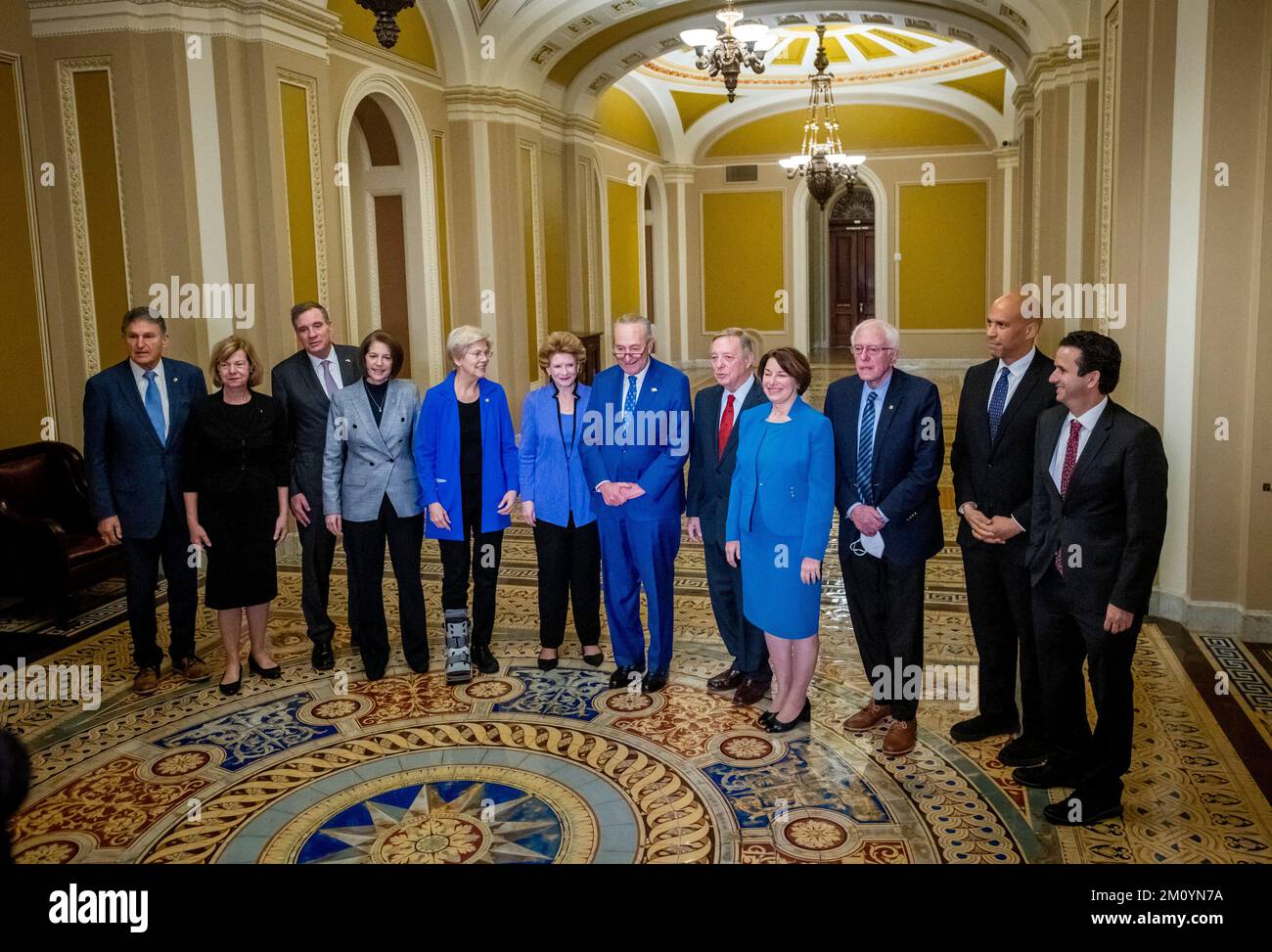 Washington, DC, Etats-Unis, 8 décembre 2022. Le leader de la majorité au Sénat des États-Unis Chuck Schumer (démocrate de New York), sixième à partir de droite, est rejoint par son équipe pour une séance photo de groupe, à la suite de l'élection à la direction du caucus du Sénat démocrate au Capitole des États-Unis à Washington, DC, Etats-Unis, jeudi, 8 décembre, 2022. De gauche sont : les Etats-Unis le sénateur Joe Manchin III (démocrate de la Virginie-Occidentale), les Etats-Unis le sénateur Tammy Baldwin (démocrate du Wisconsin), les Etats-Unis le sénateur Mark Warner (démocrate de la Virginie), les Etats-Unis le sénateur Catherine Cortez Masto (démocrate du Nevada), United Stat Banque D'Images